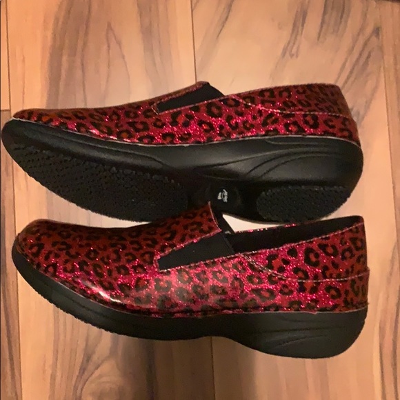 Spring Step Pink Leopard Clogs - Picture 2 of 5